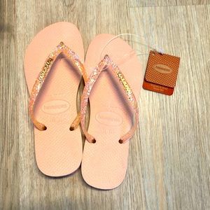 Beautiful sparkly NWT Havainas flip flops!